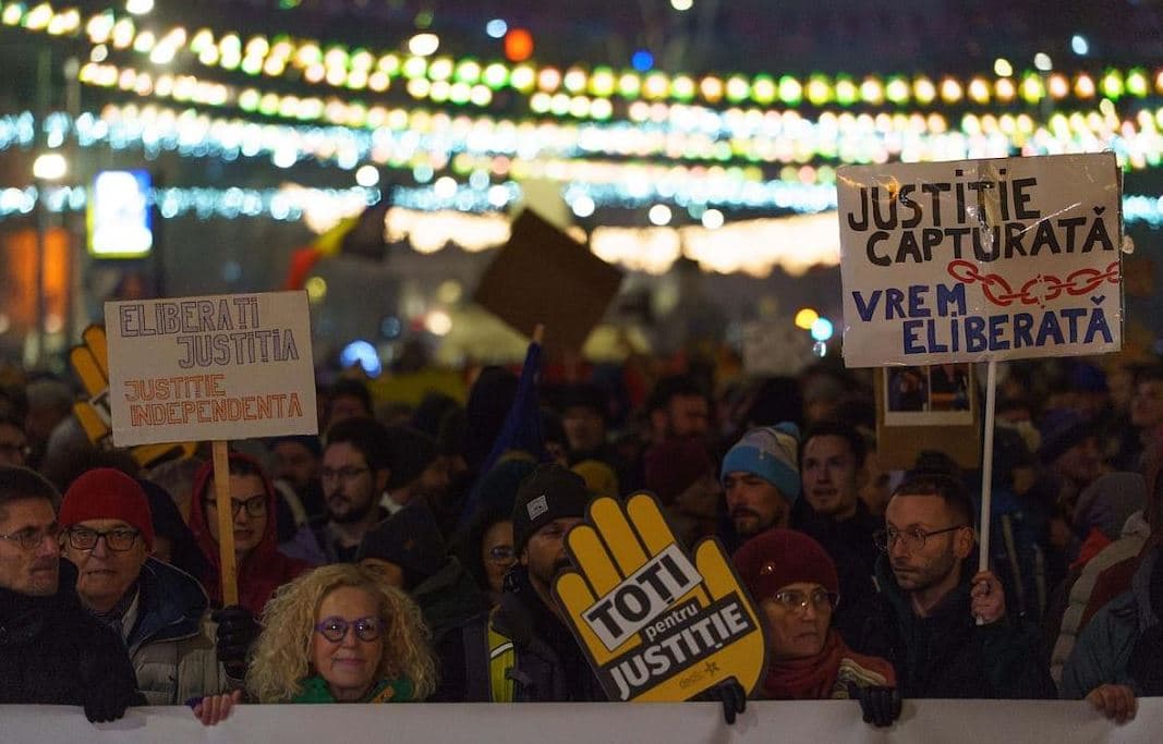 Vijojnë protestat në Rumani kundër abuzimeve në sistemin gjyqësor, 10 mijë qytetarë dalin në shesh