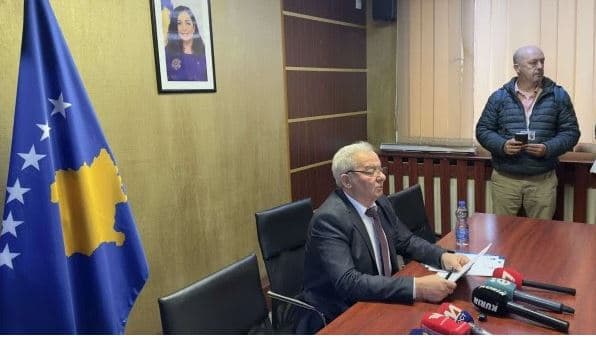     Simbolet e Kosovës në procesin e betimit/ Kryetarët serbë marrin pushtetin në komunat në veri