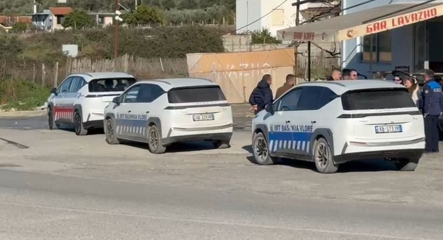Aksioni për lirimin e hapësirave publike në Vlorë/ Goditet një efektiv, katër persona shoqërohen në polici (VIDEO)