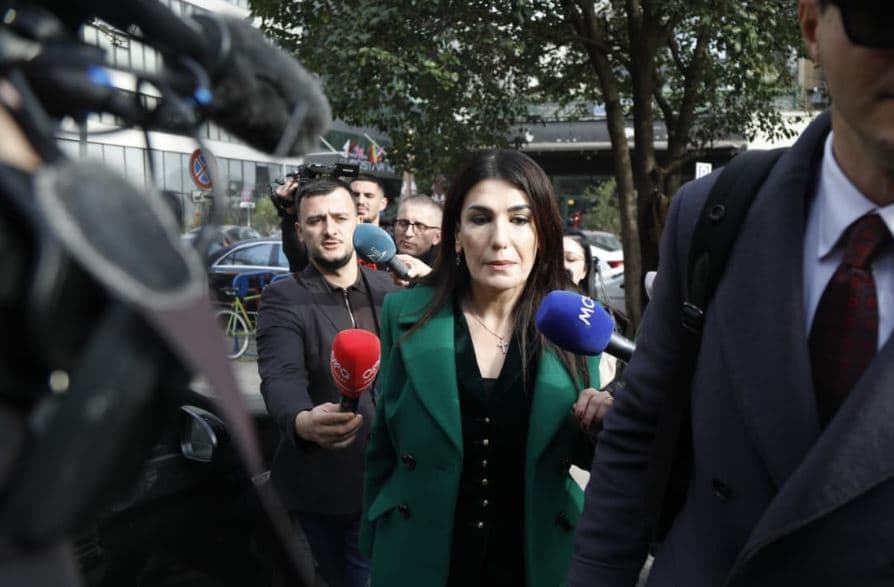 Nis në GJKKO seanca për dosjen e AKSHI-t, Karçanaj hesht para mediave (VIDEO)