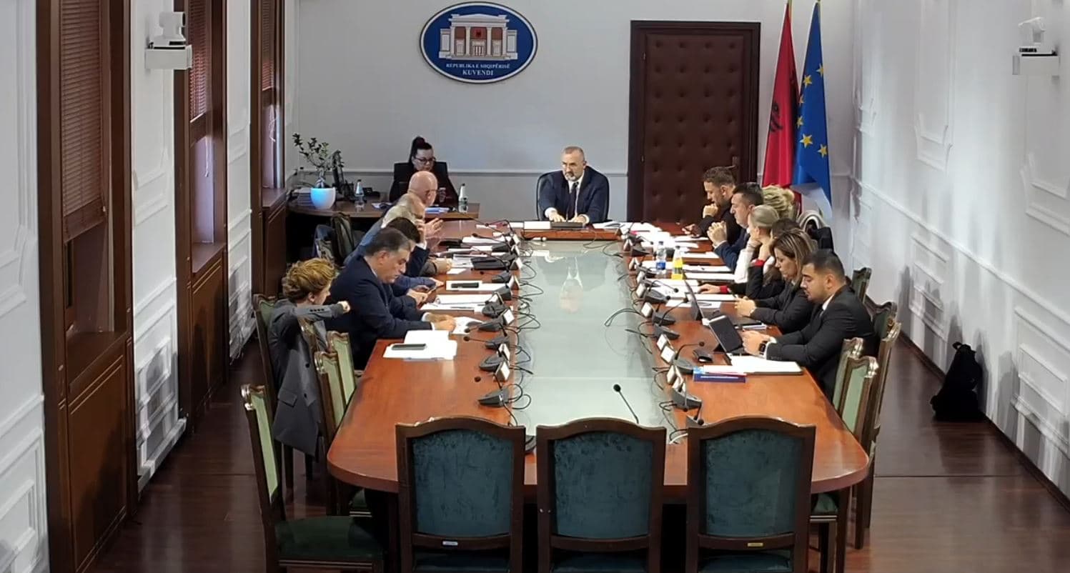 Komisioni i Ligjeve i kalon Kuvendit 6 kandidatët për Avokat të Popullit/ Strazimiri: Mos e ktheni komisionin në leckë, ne i kemi tërhequr firmat
