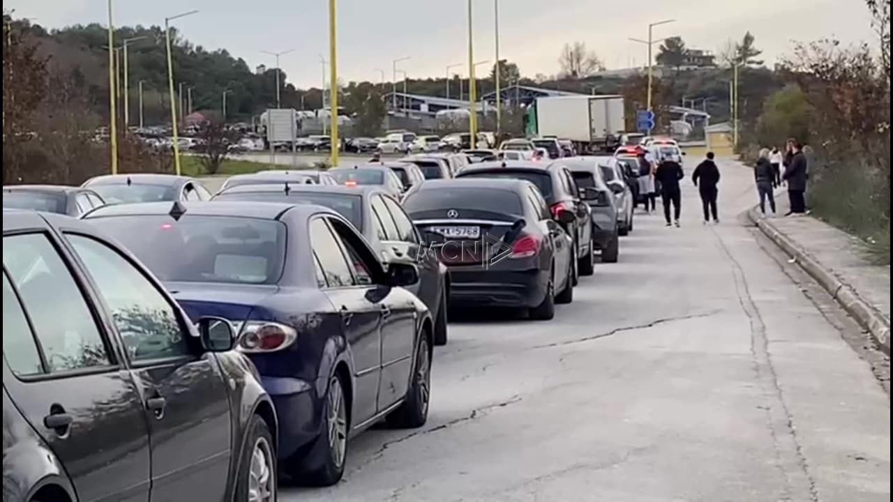   Radhë kilometrike në pikën kufitare të Kakavijës, shkak puna vetëm me dy sportele nga pala greke (VIDEO)