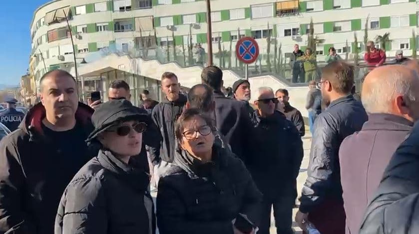 Dita e katërt pa ujë të pijshëm/ Banorët e Vlorës bllokojnë rrugën (VIDEO)