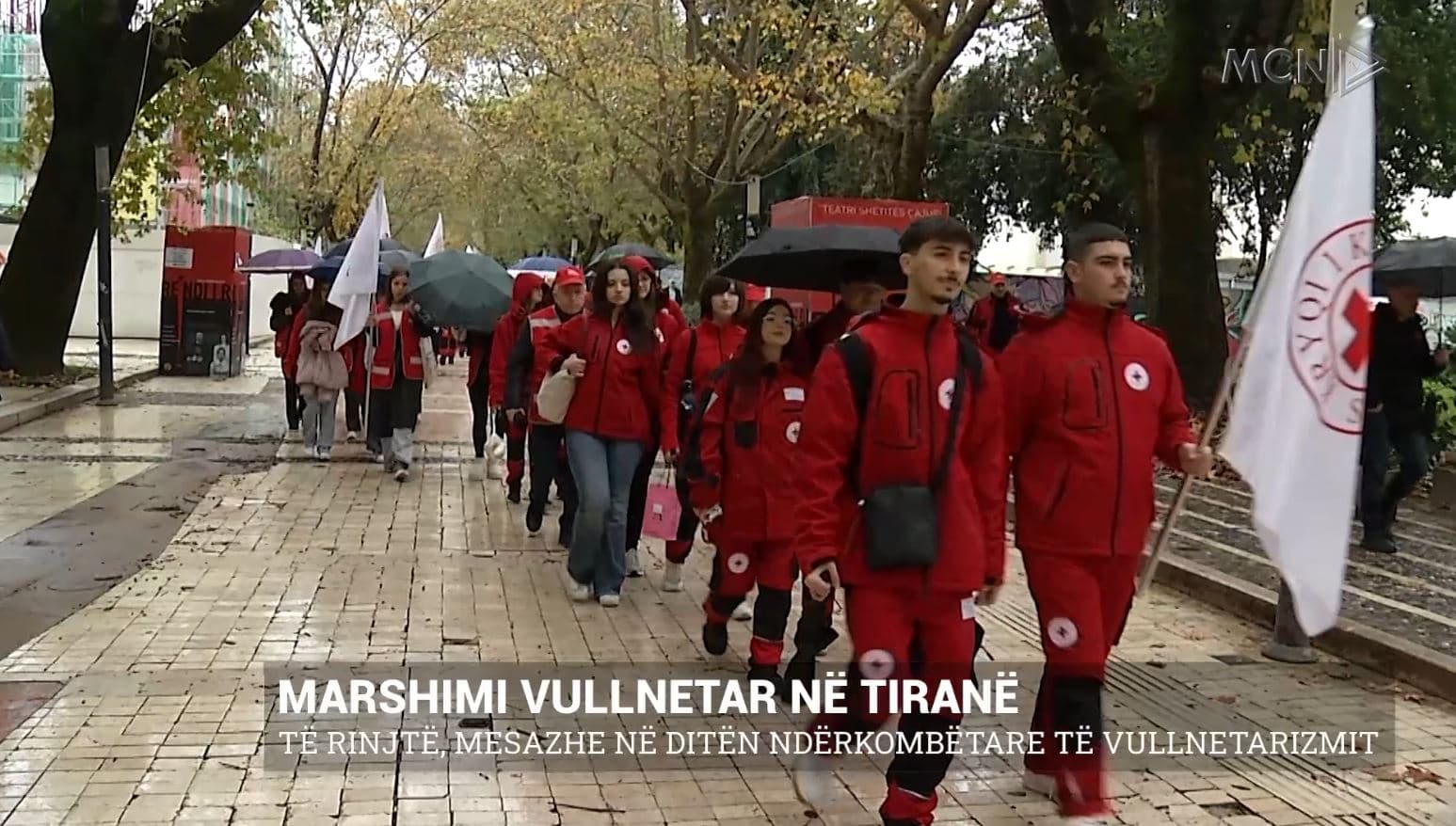 Marshimi vullnetar në Tiranë/ Të rinjtë, mesazhe në ditën ndërkombëtare të vullnetarizmit (VIDEO) 