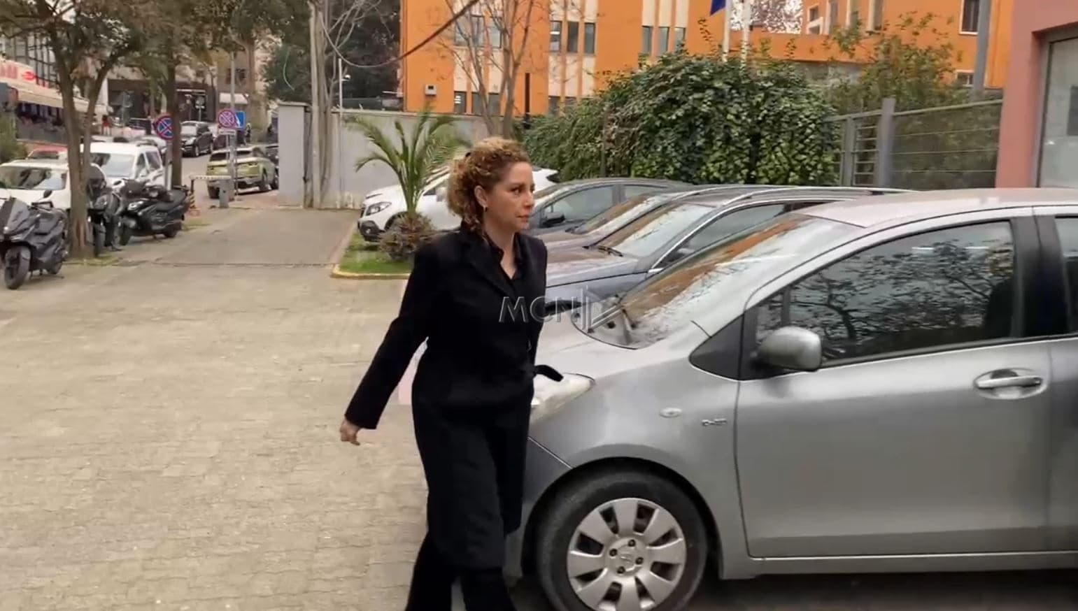 Hetimet për pronat e ushtrisë, ish-ministrja e Mbrojtjes Olta Xhaçka paraqitet në SPAK (VIDEO)