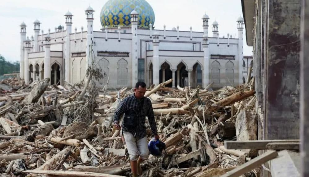 Më shumë se 900 të vdekur nga përmbytjet në Indonezi, qindra të zhdukur