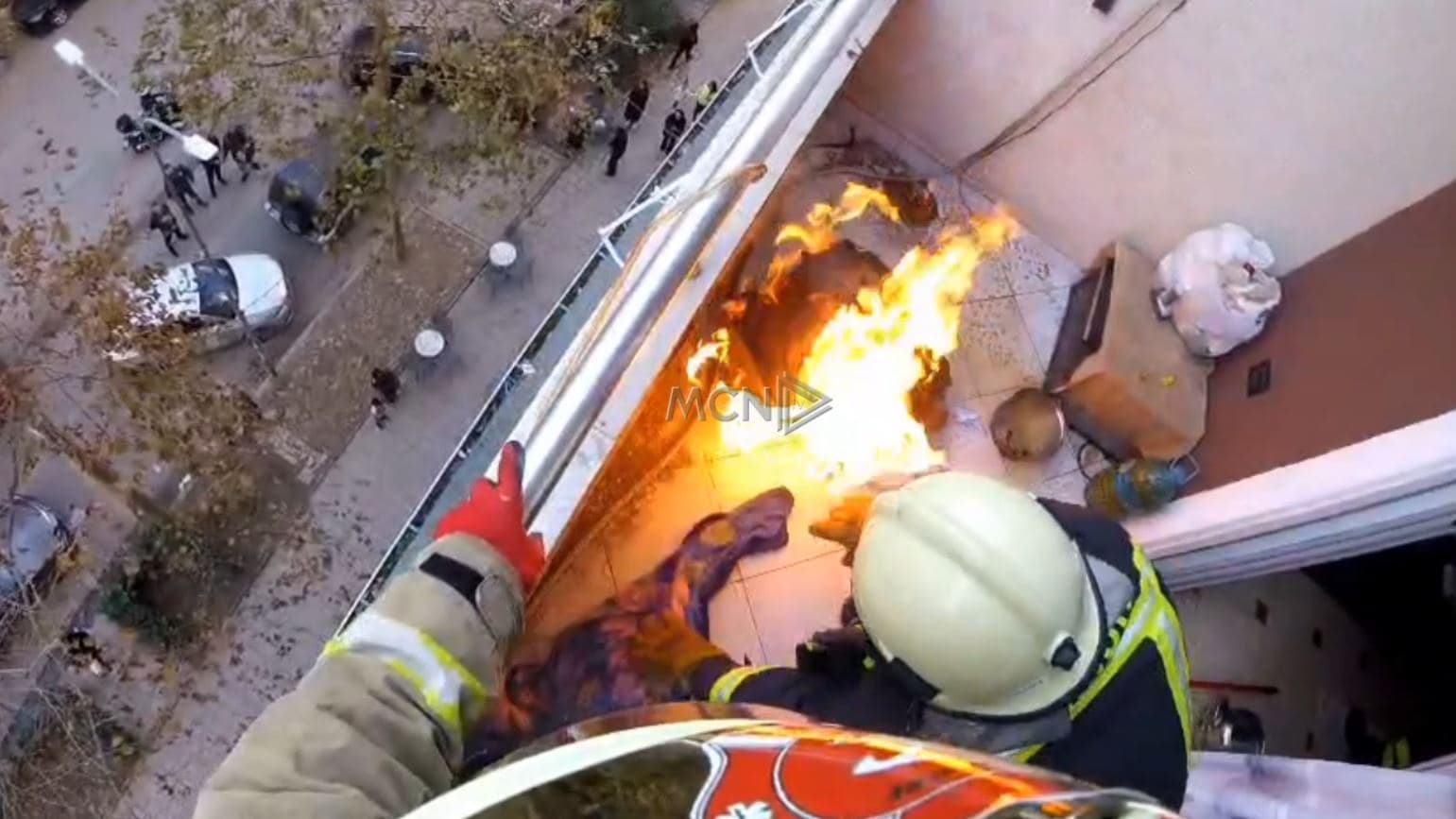 Merr flakë bombola e gazit në Vlorë, momenti si zjarrfikësit parandaluan shpërthimin (VIDEO)