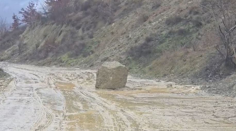 Reshjet e shiut shkaktojnë rrëshqitje shkëmbinjsh dhe dherash në rrugën nacionale Rrëshen-Burrel (VIDEO)