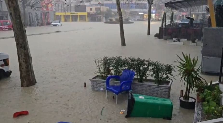 Reshjet e dendura, devijohet qarkullimi nga Tirana drejt Durrësit dhe nga Jugu drejt kryeqytetit 