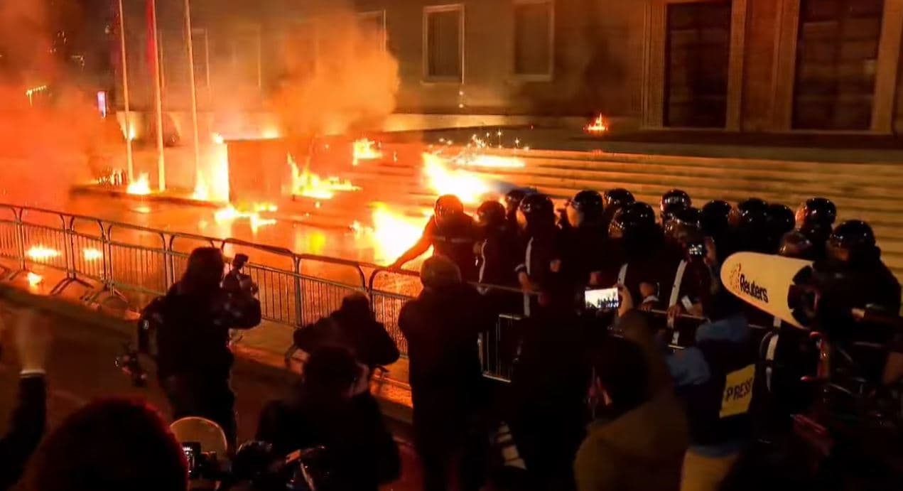 Protesta e PD, molotovë dhe fishekzjarre drejt kryeministrisë