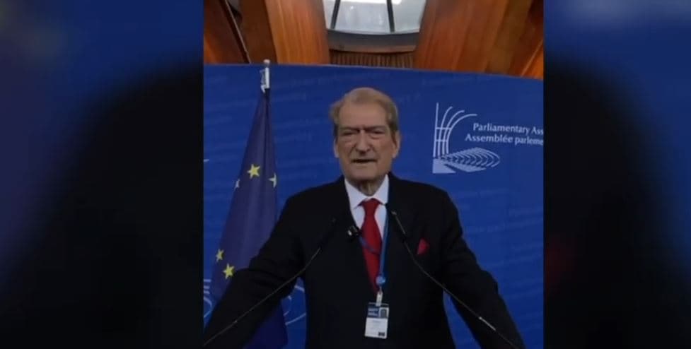 Berisha denoncon korrupsionin e AKSHI-t në Strasburg/ Tabaku: AKSHI dështoi, grup kriminal. Ibrahimaj: Jemi vlerësuar nga ndërkombëtarët (VIDEO) 