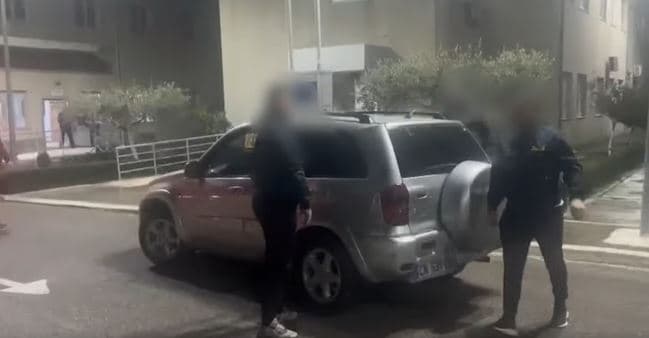 Fusnin drogë brenda burgut të Elbasanit, arrestohen tre persona, mes tyre një polic