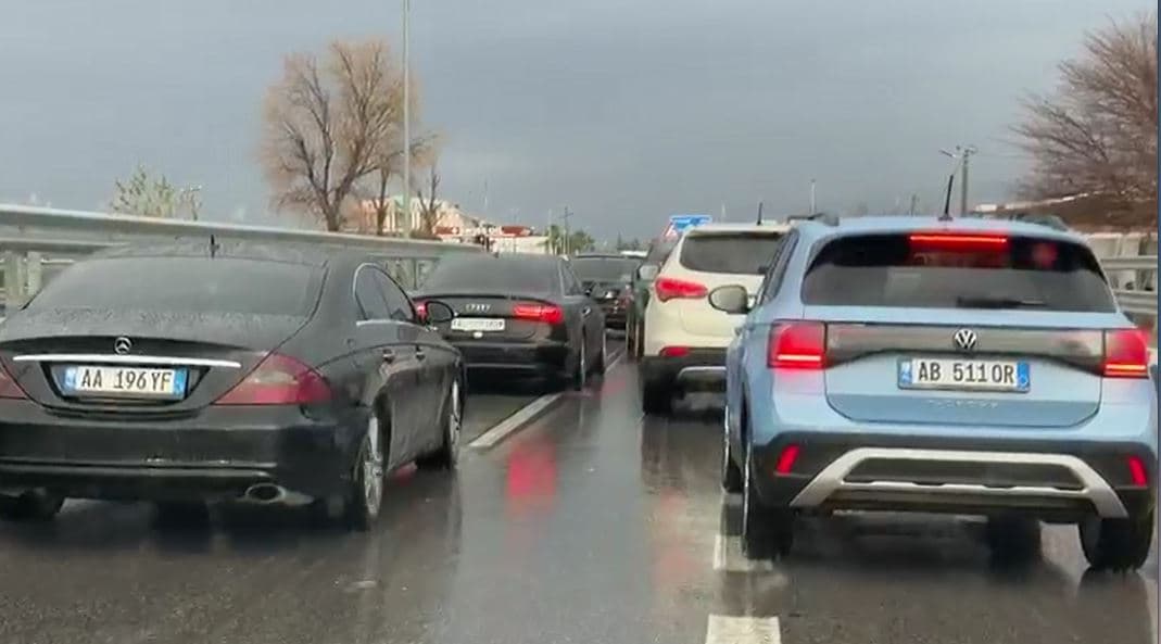 Trafik i rënduar në superstradën Milot-Lezhë (VIDEO)