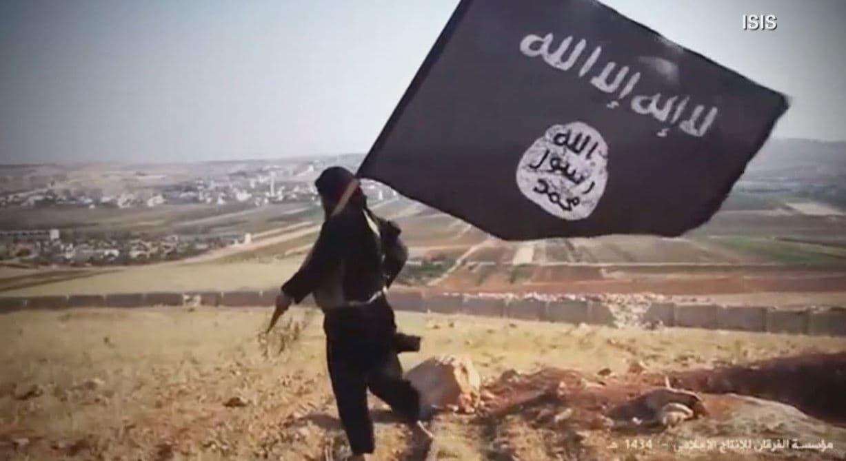 Britania e Madhe dhe Franca sulmojnë ISIS/ Shkatërrohet bunkeri nëntokësor i armëve në Siri