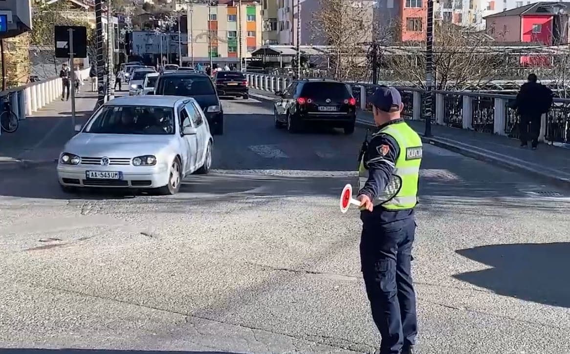 Lezha e bllokuar nga trafiku/ Specialisti i Rrugores: Duhet shtuar prania e policisë në terren (VIDEO) 