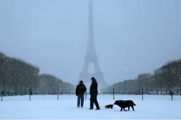 Anulohen 800 fluturime në Amsterdam/ Dëbora bllokon Parisin, Gjermania shënon -10 ℃