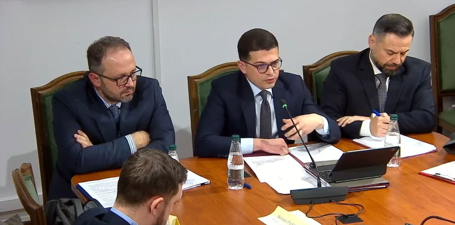 Vengu: Nis këtë vit prodhimi i municioneve dhe armatimit të lehtë ‘made in Albania’. Janë 6 kontrata mes KAYO-s dhe kompanive private