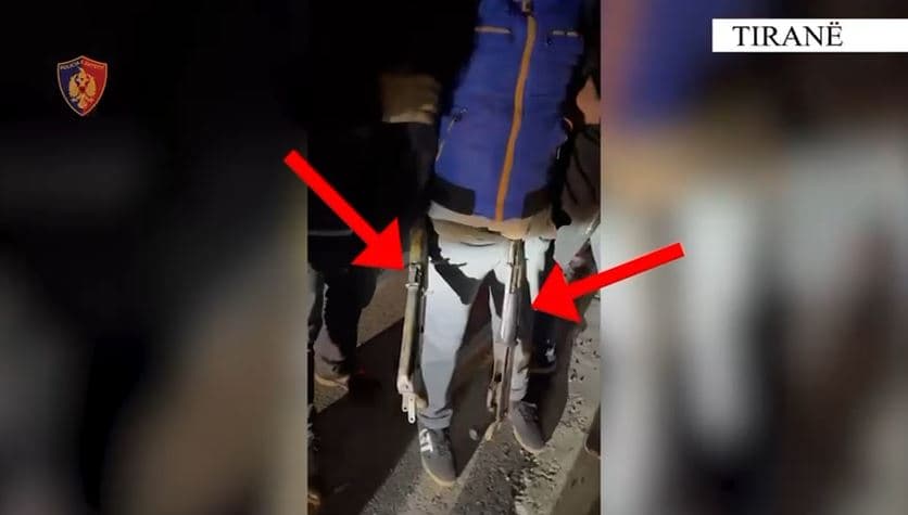 Goditet grupi kriminal që shiste armë zjarri në Tiranë, arrestohen tre persona 