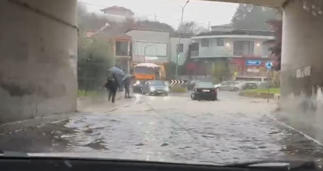 Nën ujë autostrada Tiranë- Durrës/ Devijohet qarkullimi, policia  sugjeron qëndrimin në shtëpi (VIDEO) 