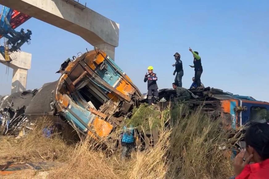 Vinçi ndërtimit bie mbi tren/ 32 të vdekur dhe 66 të plagosur në Tajlandë