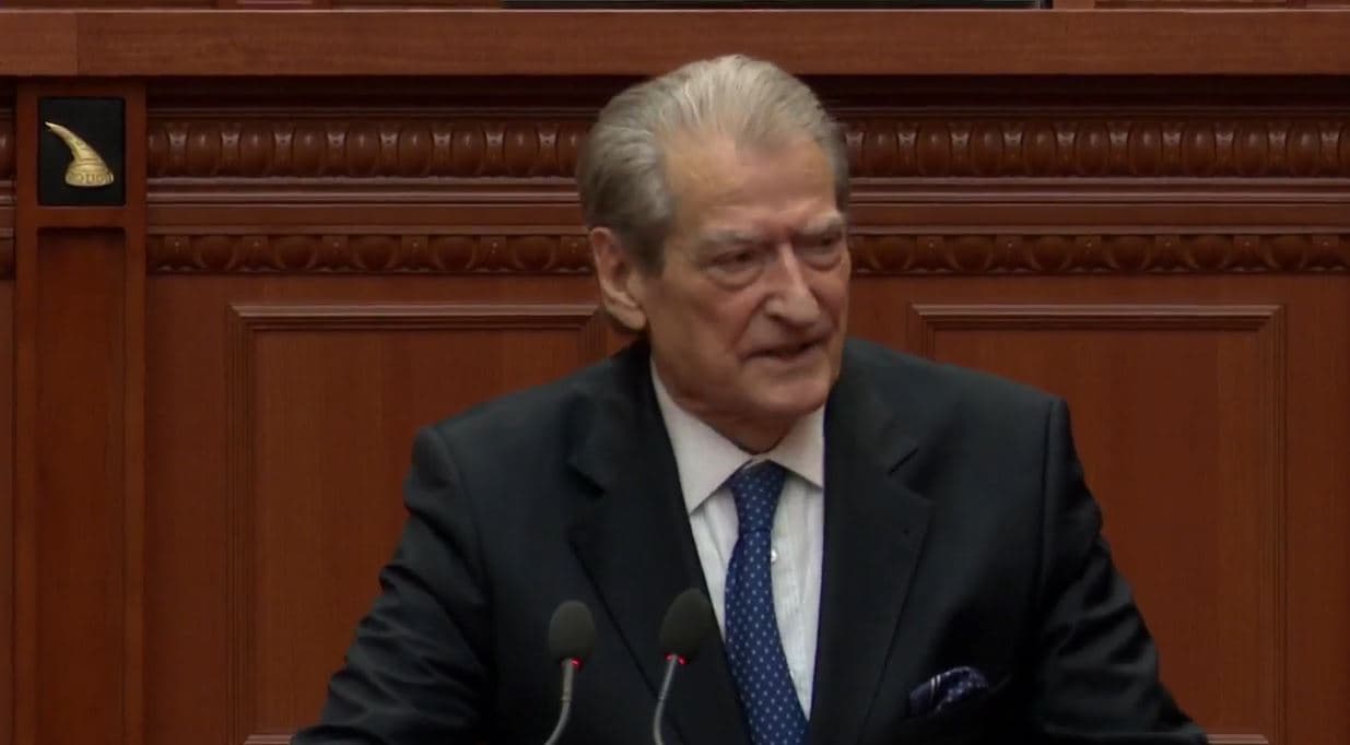  "Zvërneci, çështje private", Berisha:. Sazanin e kam ofruar dhe unë, nuk kam kundërshtime nëse bëhet. Rama po e përdor për influencë