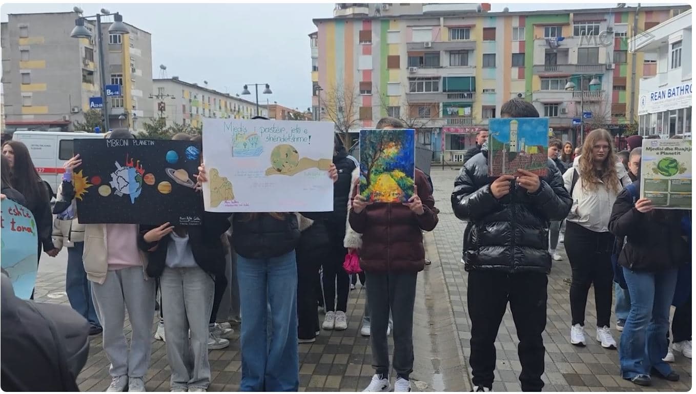 Klerikët bashkë në marshimin e paqes. Elbasan, mesazhe për një mjedis më të pastër