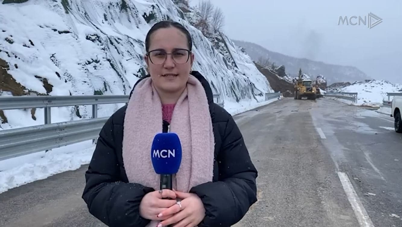 Qukës-Qafë Plloçë mbetet e bllokuar. Rrëshqitja e dheut, rrezik i vazhdueshëm për automjetet