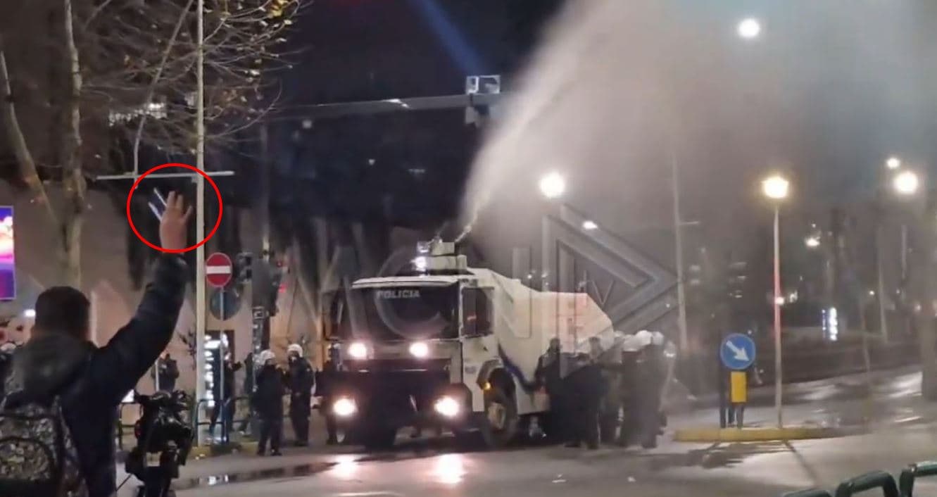 Policia përdor makinat e ujit kundër ekipeve të xhirimit (VIDEO)
