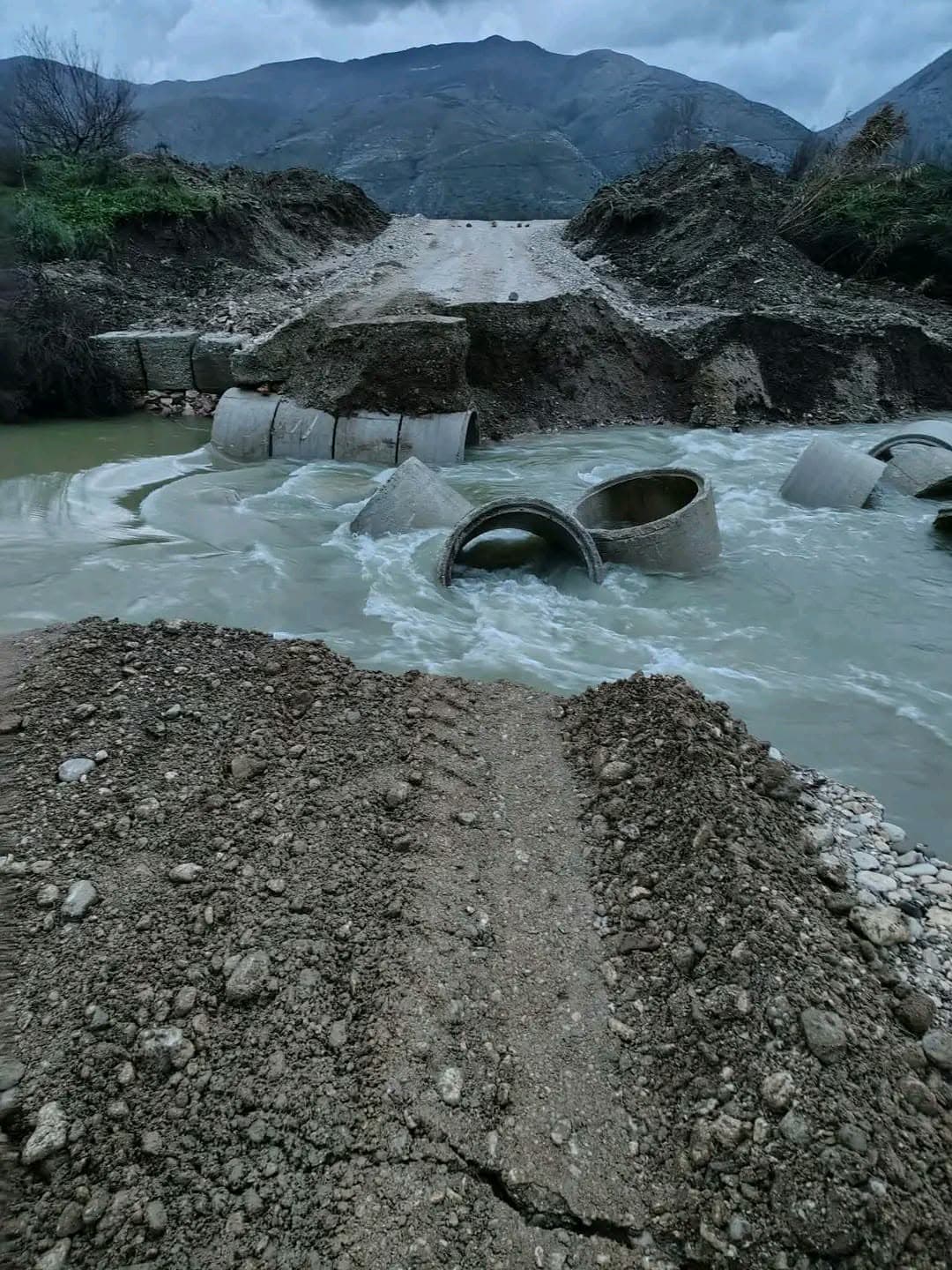 Rritet niveli i Drinos, dëmtohet rruga lidhëse në Rizë (VIDEO)