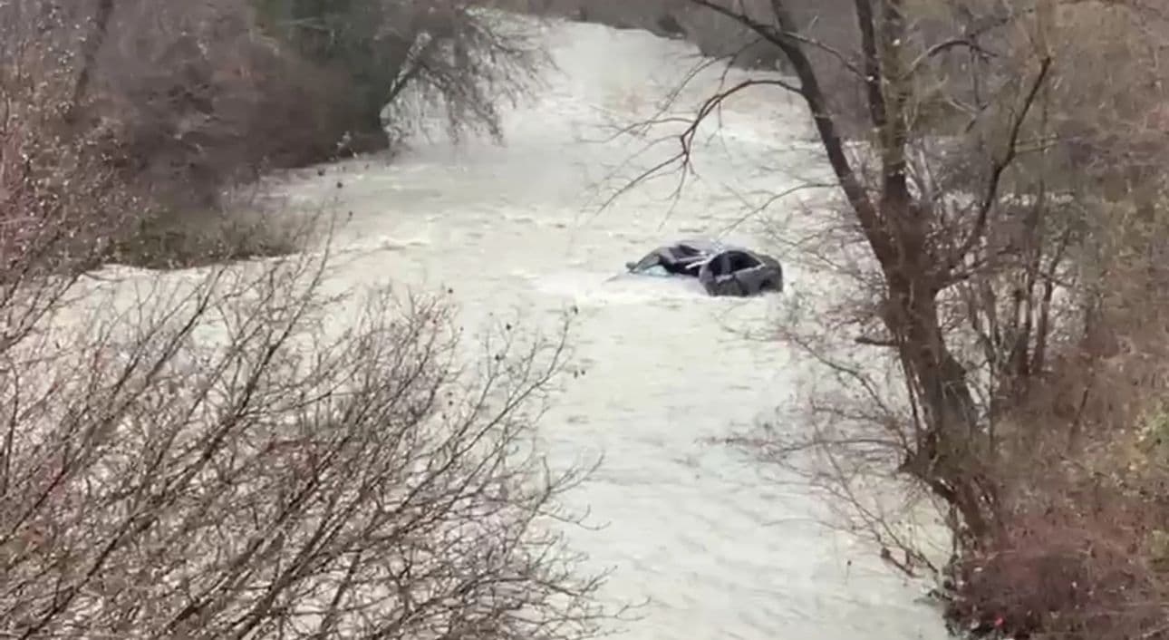 Makina përfundoi në përrua/ Bie në pranga drejtuesi i mjetit, 24-vjeçari nuk i dha ndihmë pasagjerit