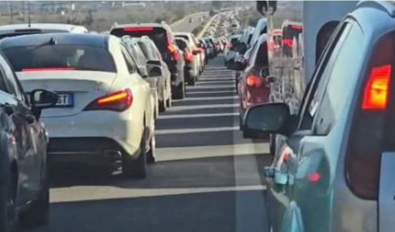 Radhë kilometrike në autostradën Tiranë-Elbasan, shkak trafiku i ngarkuar