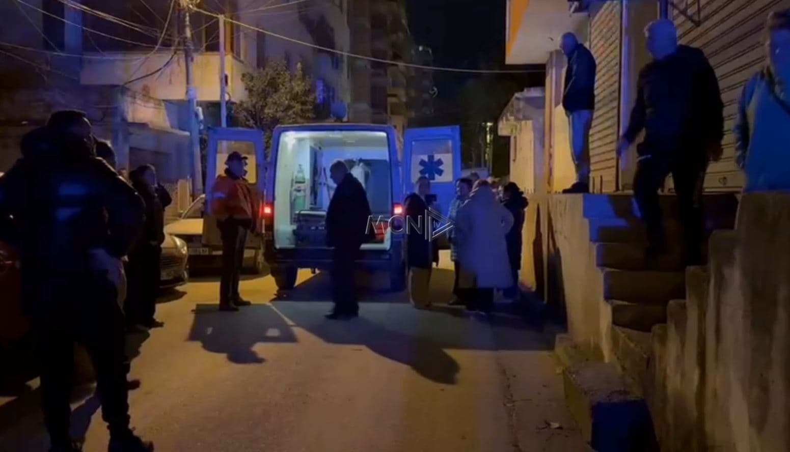 Mësuesi bie nga kati i tretë i pallatit në Fier, mbetet varur jashtë ndërtesës (VIDEO)
