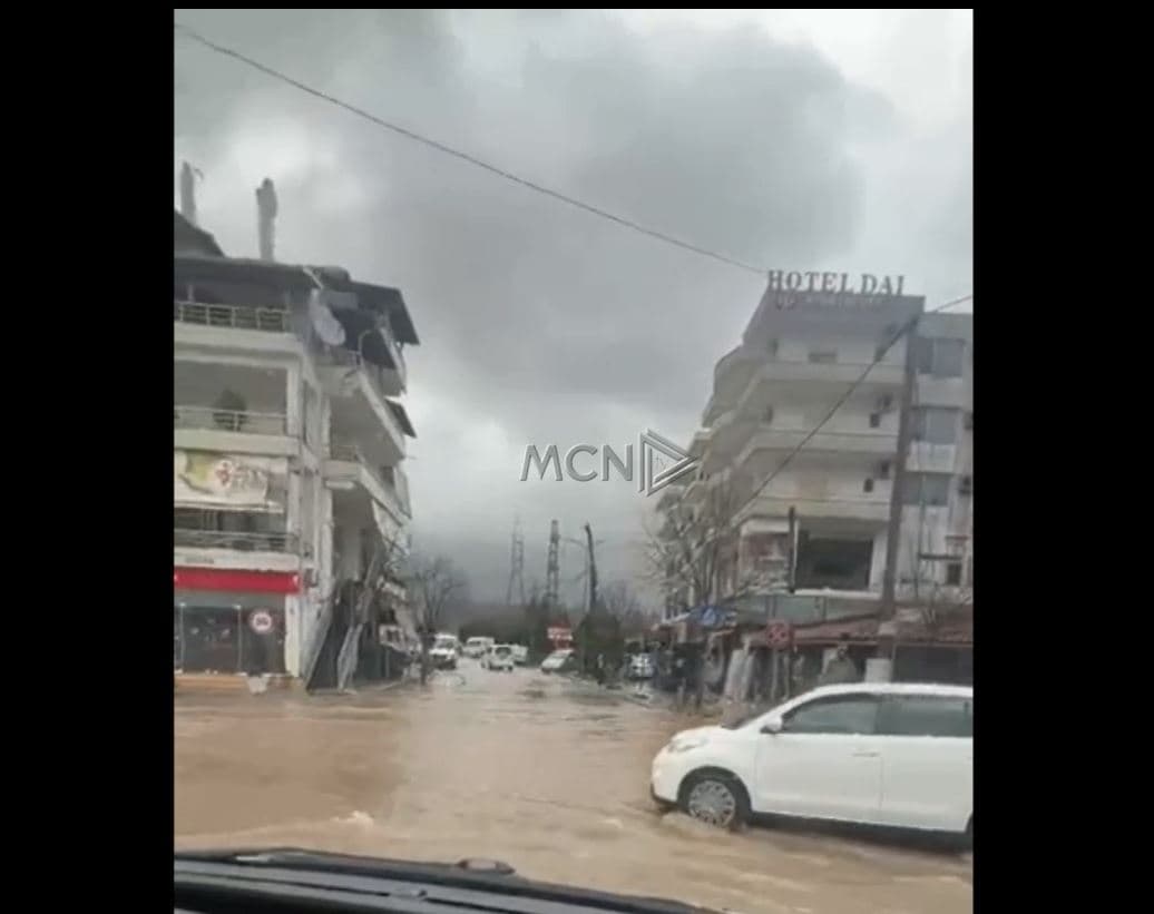 Bllokohet aksi Gjirokastër-Kakavijë, qyteti paralizohet nga inertet dhe përmbytjet (VIDEO)