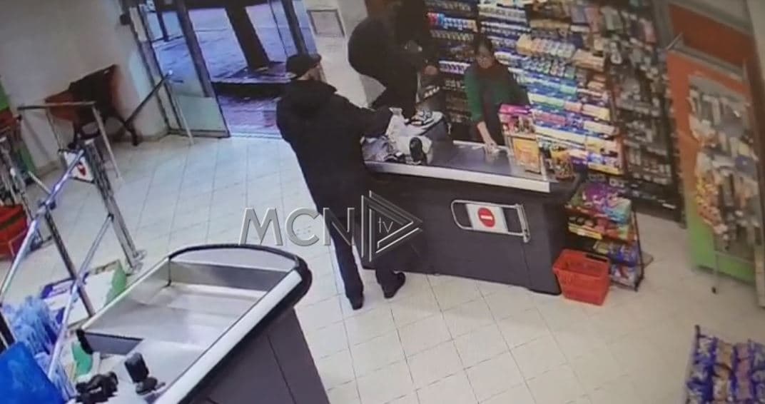 Grabitet nën kërcënimin e thikës marketi në Yzberisht (VIDEO)