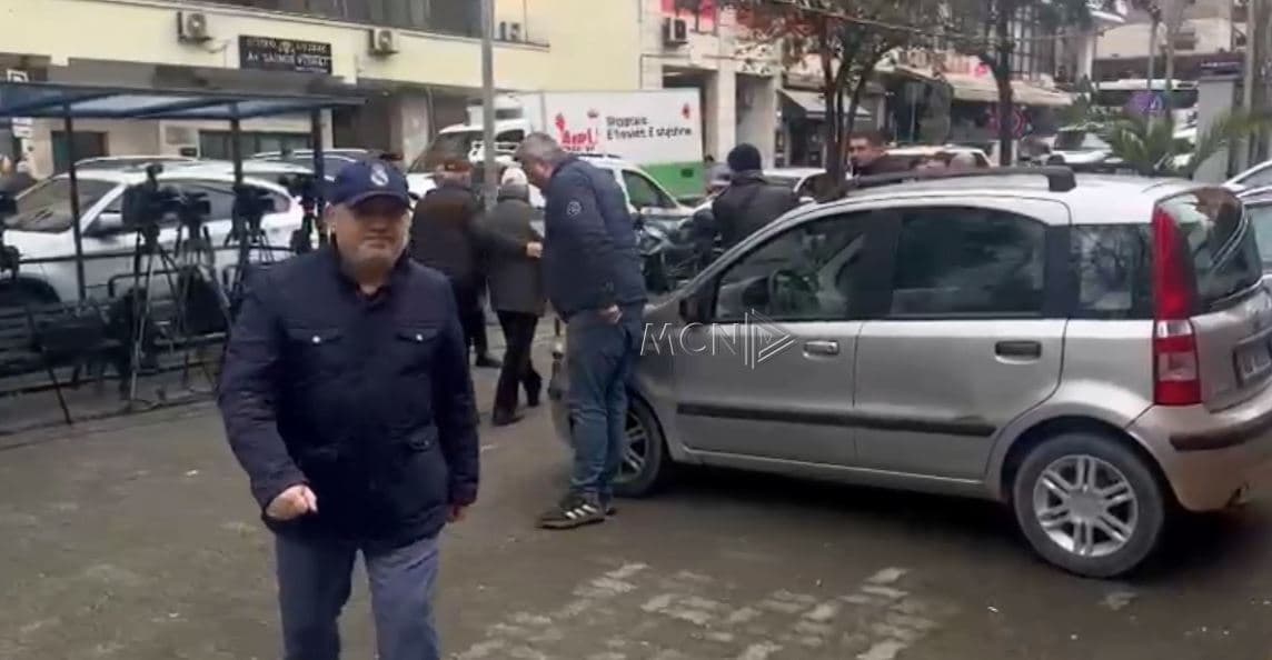 Artan Hoxha dorëzon në SPAK audio-përgjimin origjinal të “21 janarit” (VIDEO)
