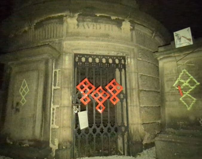 Vandalizohet me simbole satanike varri i filozofit David Hume