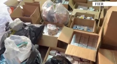 Tregtonte ilaçe të skaduara dhe kontrabandë në Fier, arrestohet 42-vjeçari