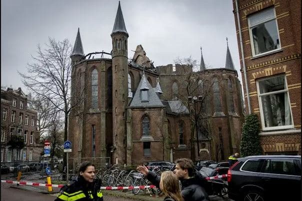 Digjet kisha 154 vjeçare në Amsterdam