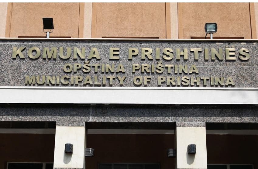   Arrestohen tre zyrtarë të komunës së Prishtinës për ryshfet, njëri kapet në flagrancë