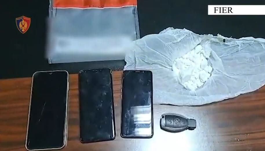 Lëvizte me kokainë në makinë, arrestohet i riu në Fier