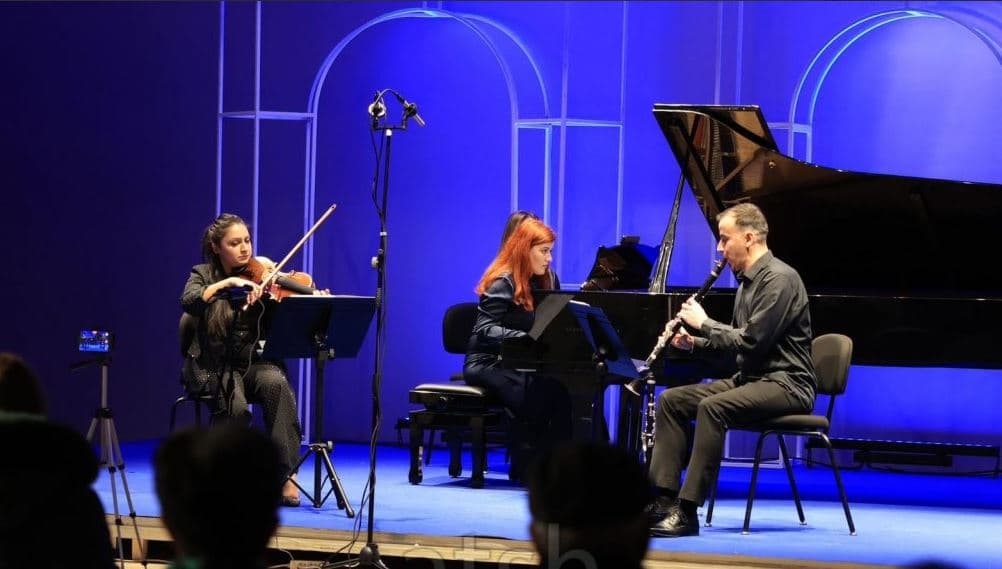       TKOB nis vitin artistik me koncertin simfonik “Claviotrio”