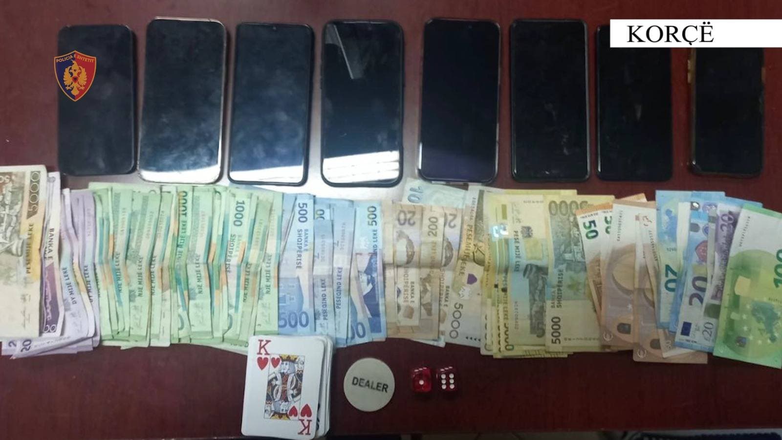 Korçë/ Arrestohet pronari i një lokali që organizonte lojëra fati dhe shpërndante kokainë, procedohen 17 persona, mes tyre një punonjës policie