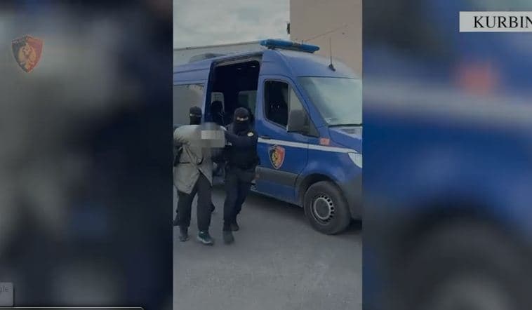 Mbante armë e municion luftarak në banesë, arrestohet 29-vjeçari në Laç