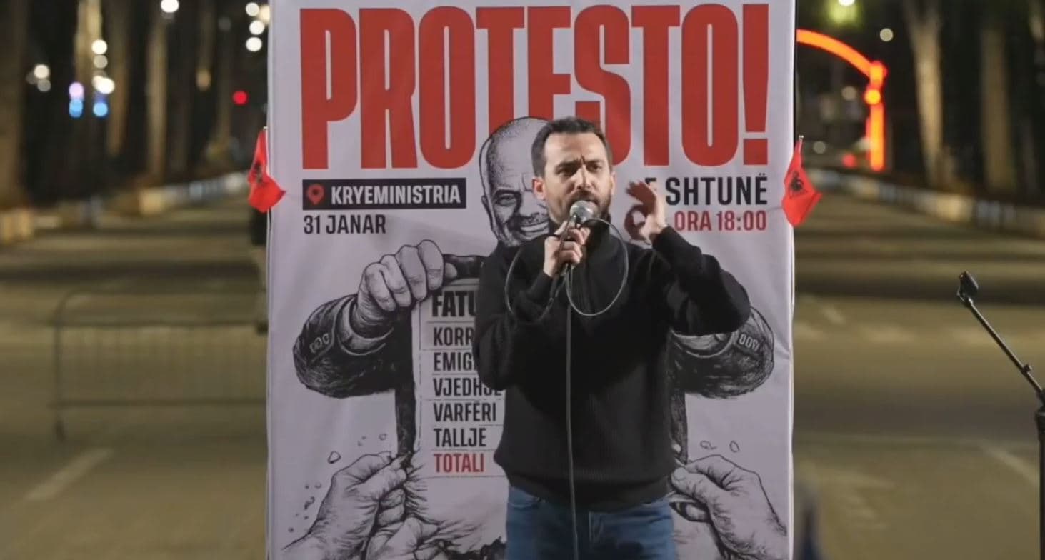 “Shqipëria bëhet” protestë para Kryeministrisë/ Lapaj: Rama simbol i korrupsionit, të ndalim regjimin banditesk