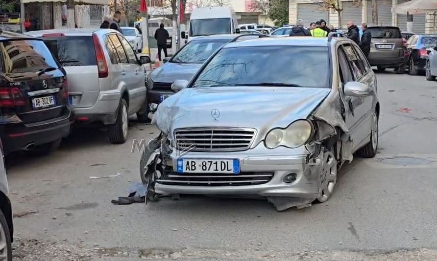   “Benz”-i përplas pesë makina në Vlorë, shkaktohen vetëm dëme materiale