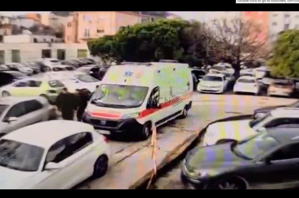 Pamjet kur Altin Ndoci mbërrin me ambulancë dhe pa pranga në duar (VIDEO)