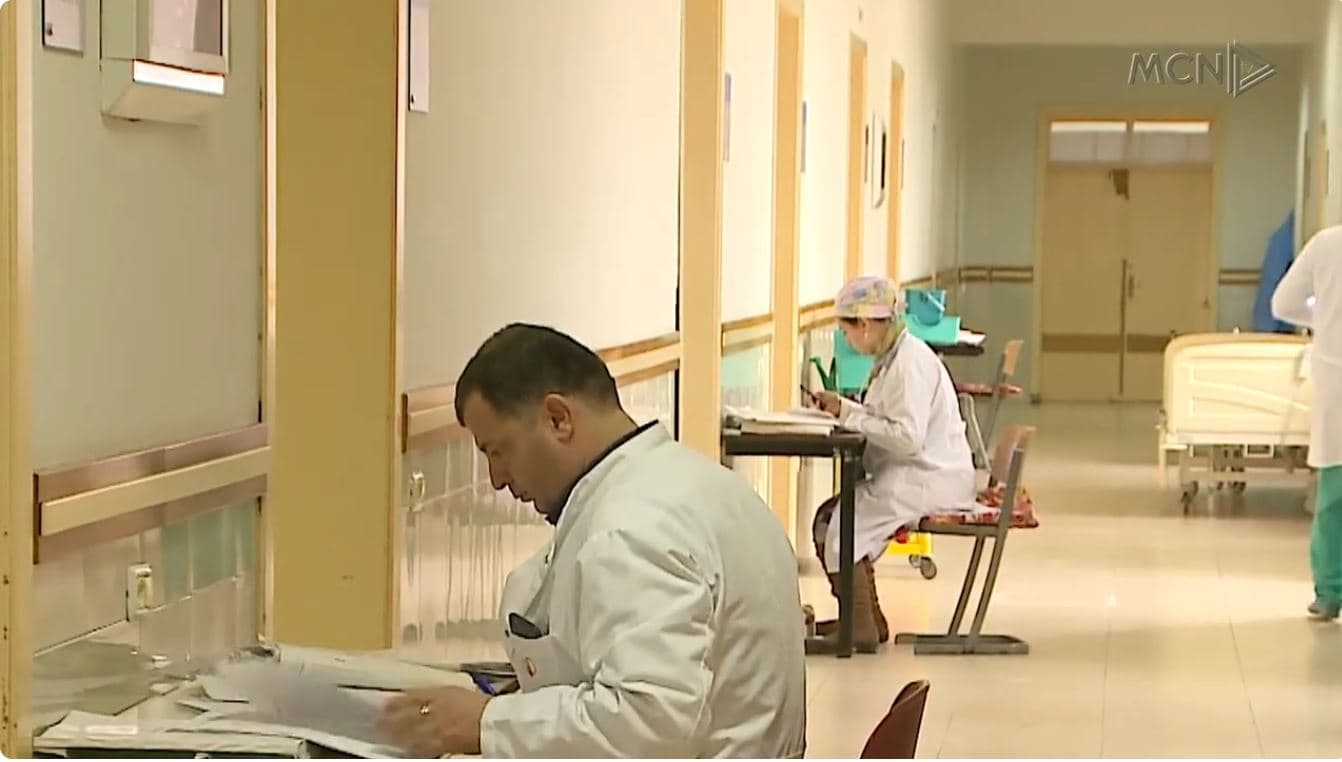 Vonesa në paga për bluzat e bardha. Shoqata e Infermierëve: Janë nën presion të vazhdueshëm