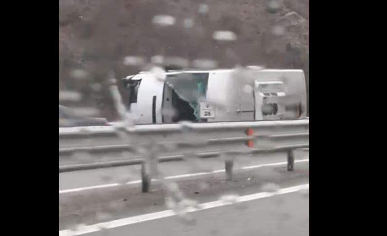   Ngricat në Rrugën e Kombit/ Tre aksidente rrugore, të përfshira 15 automjete (VIDEO)