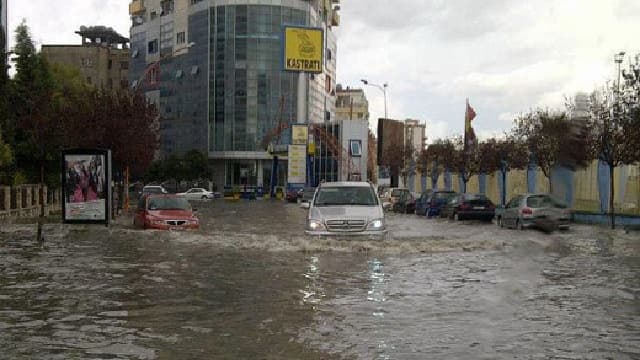 Përmbytjet/ "Rrezikohet jeta e qytetarëve", urdhërohet evakuiimi i Sukthit dhe Katundit të Ri