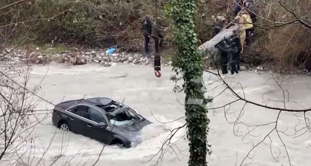 Automjeti gjendet në përrua/ Dyshohet se drejtuesin e ka marrë rrjedha e ujit